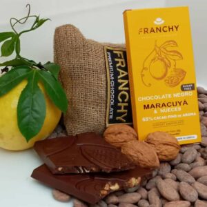 CHOCOLATE NEGRO de MARACUYÁ con NUECES , 65% CACAO – 50gr